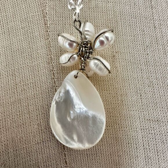 Freshwater Pearl Flower Mother of Pearl Teardrop Necklace - Picture 4 of 8